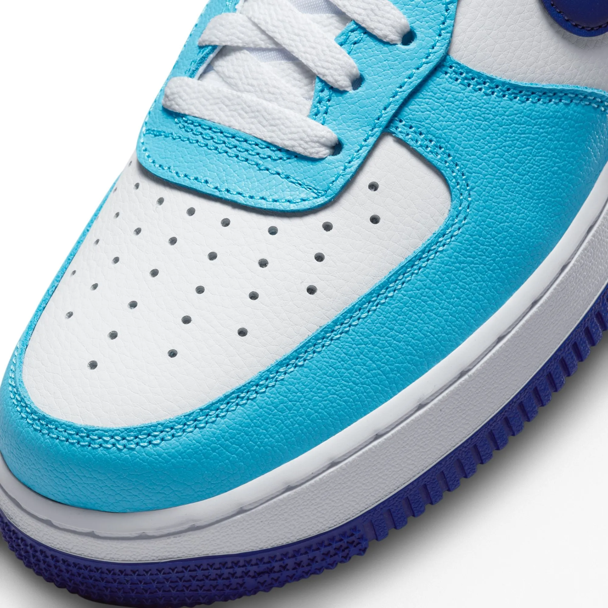 Mens Nike Air Force 1 07 Sneakers in Light Photo Blue – Stylish and Comfortable Footwear